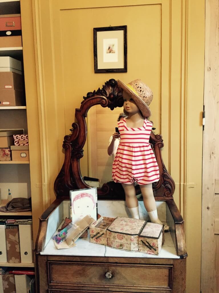 Ce mannequin, ramené des puces de Palerme, est habillé d'une barboteuse que j'avais réalisée pour le 3ème été de mon fils.