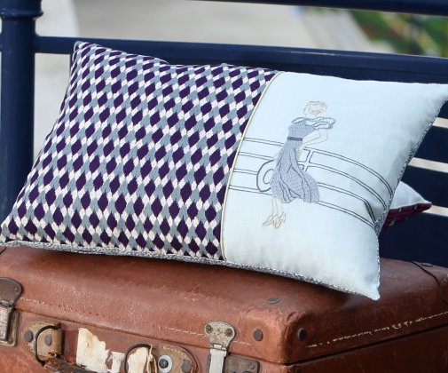 Coussin brodé main "Sur le pont"