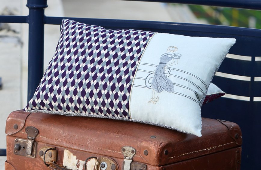 Coussin brodé main "Sur le pont"