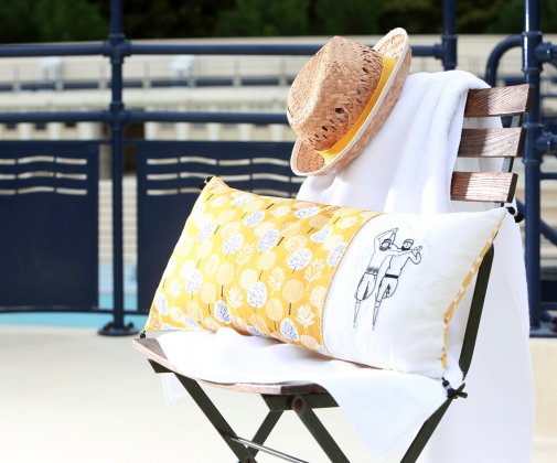 Coussin brodé main "Les patineurs"