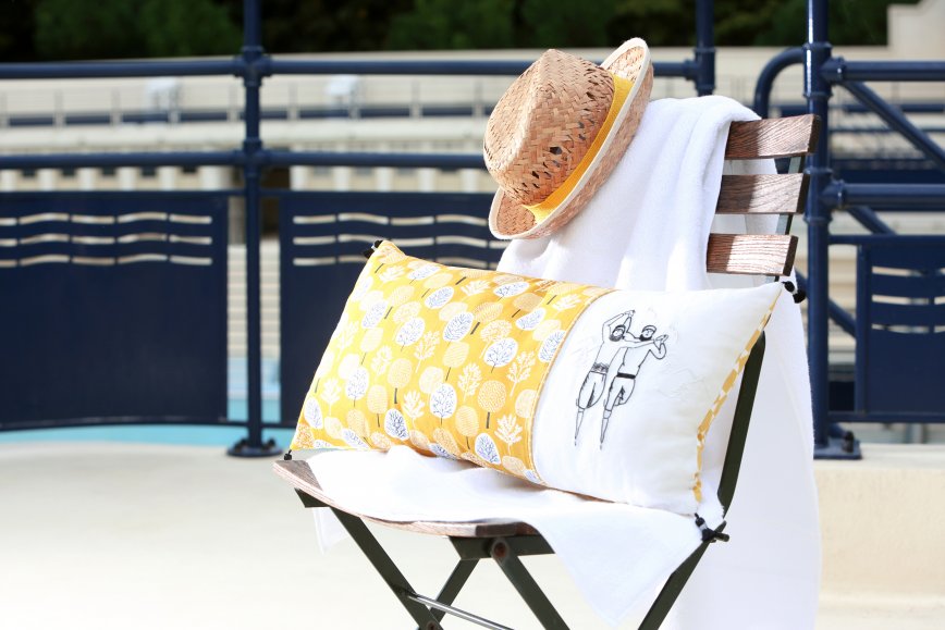 Coussin brodé main "Les patineurs"