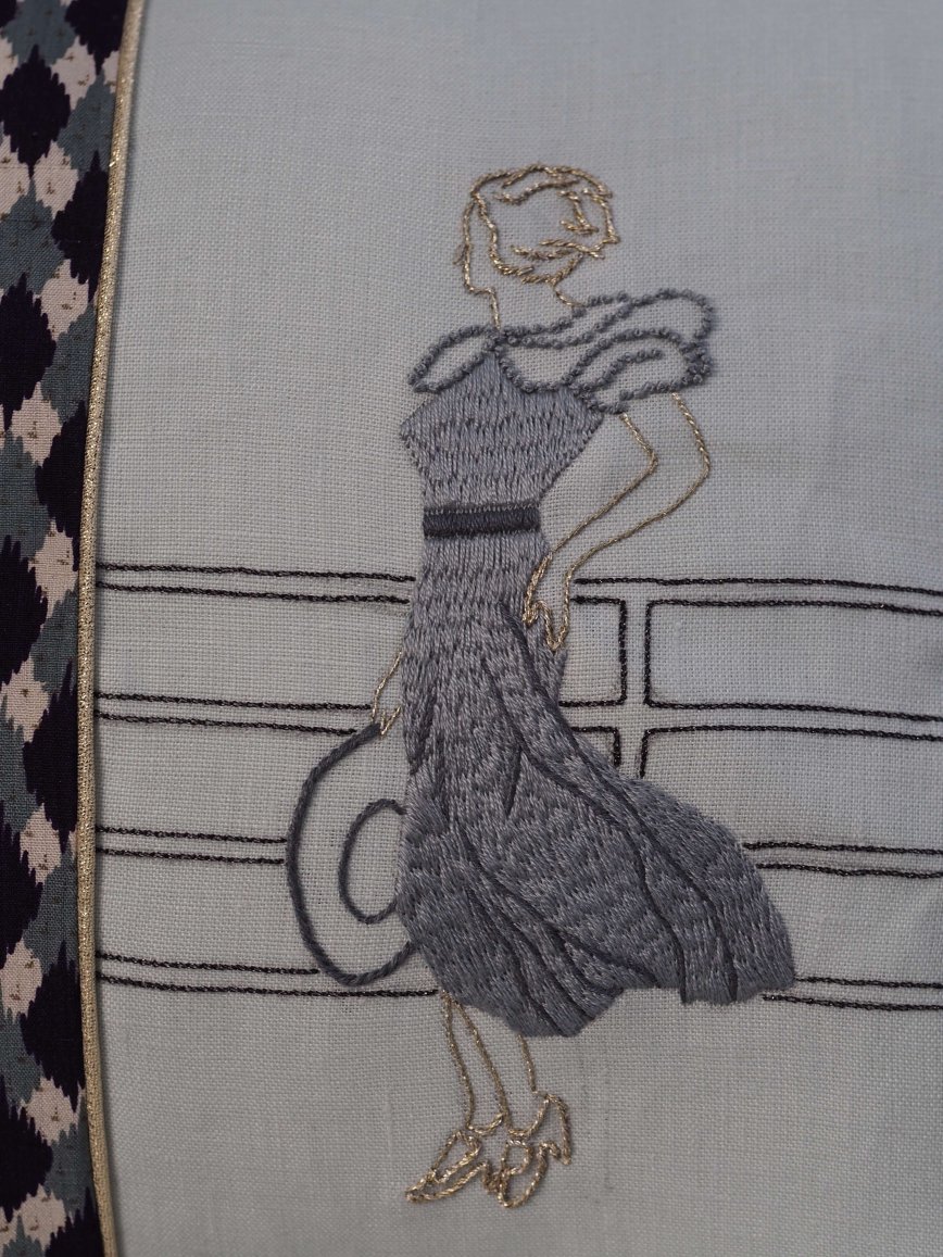 Détail broderie coussin "Sur le pont"